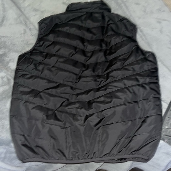 this is a sleeveless puffer jacket only used under 5 times very good condition - Picture 2 of 3
